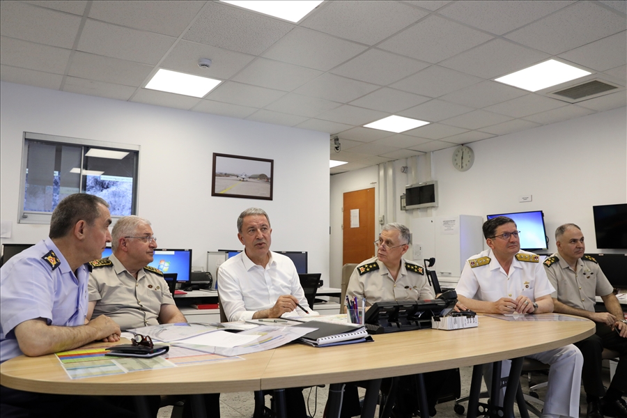 Bakan Akar ve komutanlar karargahta